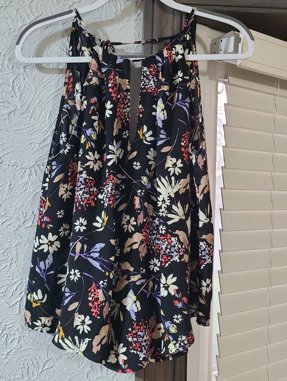 Lush Keyhole Tie-Neck Sleeveless Blouse Size Medium